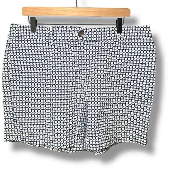 Land's End Fit 2  Bermuda Golf Shorts Geometric White & Blue Style Size 14 EUC - Picture 1 of 11